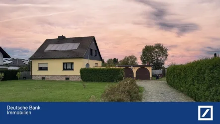 Ansicht von der Straße - Haus kaufen in Zörbig - Für Familien schönes  Haus mit gr. Grundstück und viel Grün in ruhiger Lage