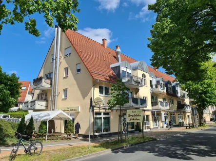 Westansicht Gebäude Straße - Laden/Einzelhandel kaufen in Hohen Neuendorf - Ladenzeile mit 7 Gewerbeeinheiten; gute Rendite plus Potential!