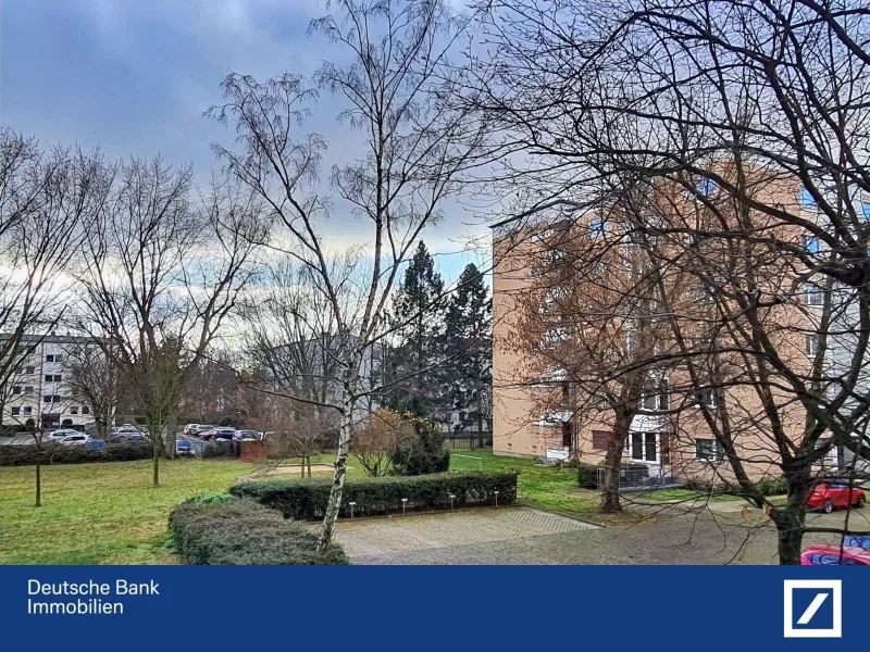 Blick in den Garten - Wohnung kaufen in Berlin - Bezugsfreie 2-Zimmerwohnung mit Sonnenterrasse und Fahrstuhl barrierefrei