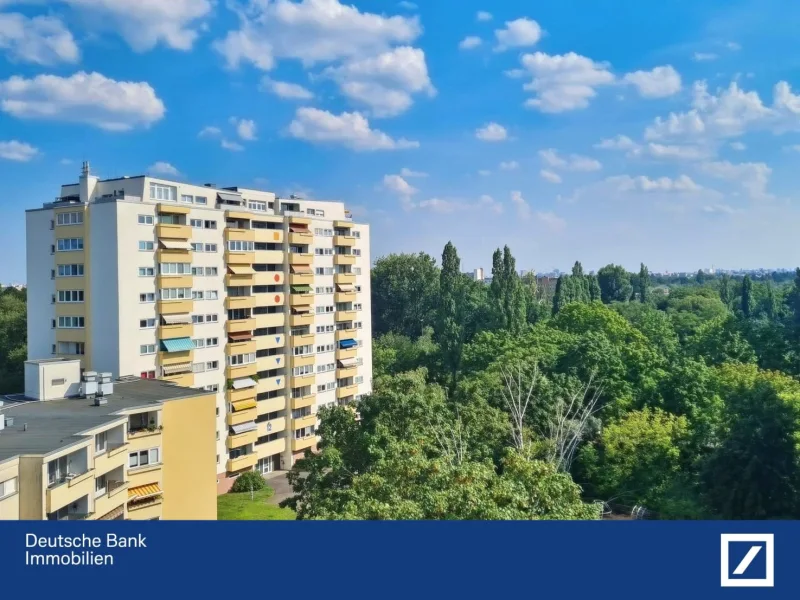 Balkonausblick - Wohnung kaufen in Berlin - Fernblick aus oberstem 8. Stockwerk mit Sonnenbalkon und Aufzug