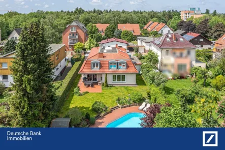 Stilvolles Einfamilienhaus - Haus kaufen in Berlin - Elegante Villa mit Pool und großem Grundstück in Berlin-Mariendorf, inklusive Garage