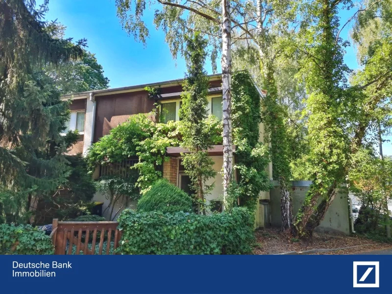 Straßenansicht - Haus kaufen in Berlin - bezugsfreies Reihenendhaus Grenze Hermsdorf / Waidmannslust mit Sonnenterrasse und Balkon