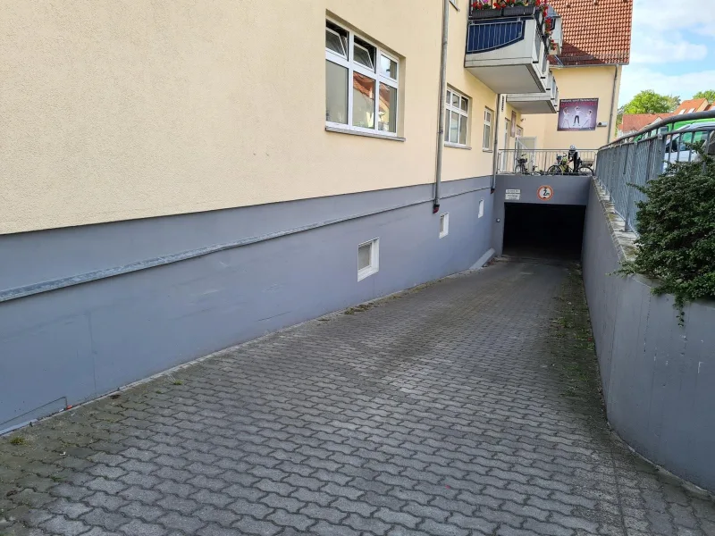 Einfahrt Tiefgarage - Garage/Stellplatz mieten in Hohen Neuendorf - Tiefgaragenplatz ab sofort zu vermieten