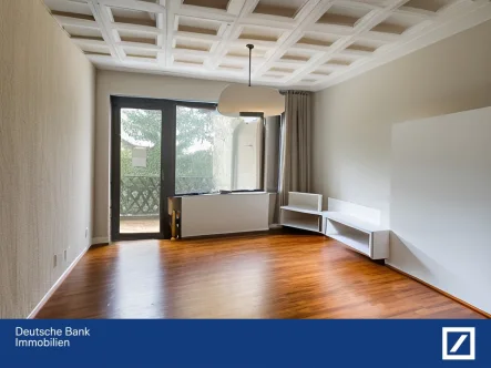 Wohnzimmer mit Balkonzugang - Wohnung kaufen in Berlin - Grüne Oase in Lübars: 2-Zimmer-Wohnung mit Balkon und Tiefgaragenstellplatz