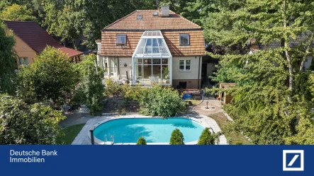 Stilvoll gestalteter Pool - Haus kaufen in Glienicke - Stilvolle Villa mit Wintergarten, Pool und Solaranlage in grüner Lage