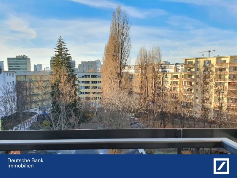 Balkonblick frontal - Wohnung kaufen in Berlin - Schöneberg on top! Attraktive 3 Zimmer Wohnung mit Westbalkon im 5. OG - vermietet