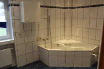 Tageslichtbad mit Eckbadewanne