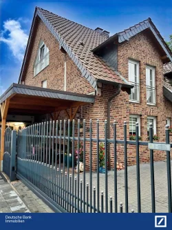 Zufahrt elektr. Tor-Carport - Haus kaufen in Duisburg - Schöne, sehr gepflegte Doppelhaushälfte zwischen Homberg und Baerl in unmittelbarer Nähe zum Rhein