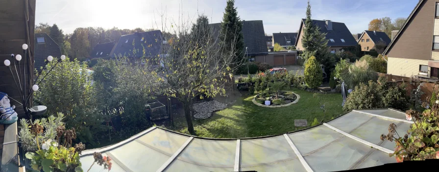 Blick vom Balkon in den Garten