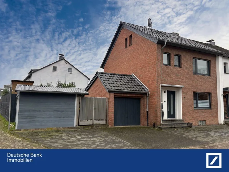 Frontansicht - Haus kaufen in Moers - Reihenendhaus mit Garten und Potenzial im Dachgeschoss