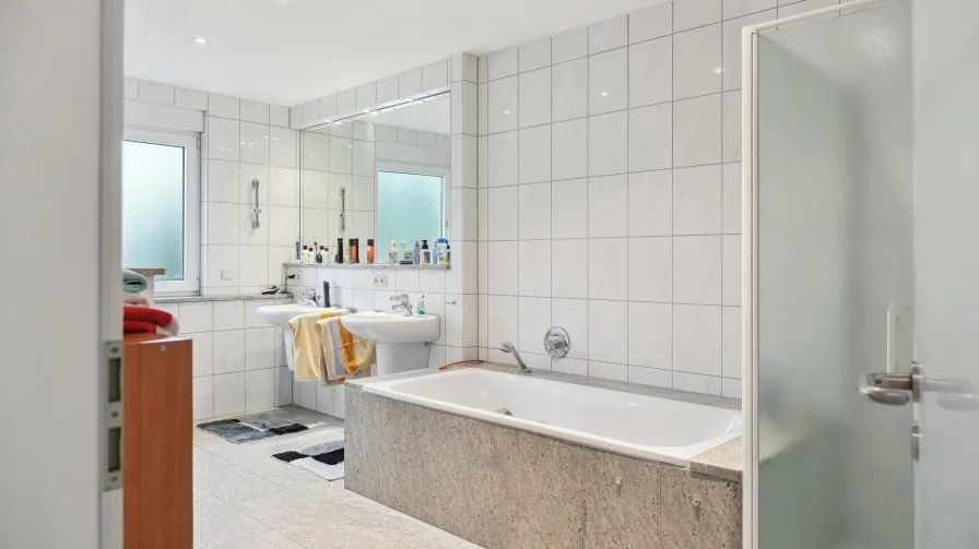 Badezimmer-Badewanne-Dusche