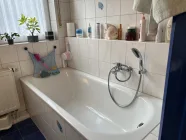 Bad mit Badewanne und Dusche