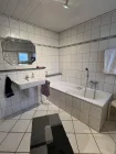 Badezimmer mit Badewanne