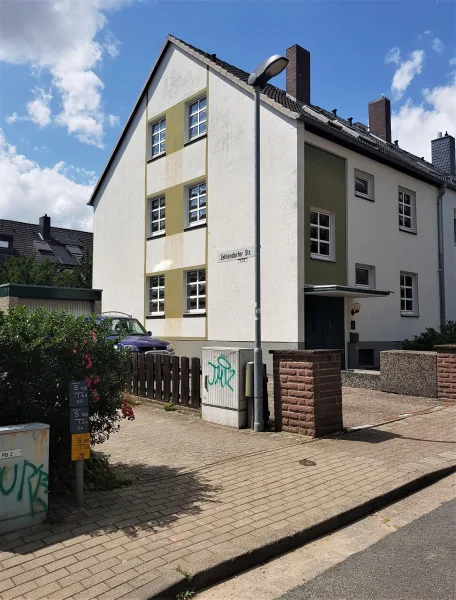 Ansicht von Südosten - Haus kaufen in Pattensen - Großzügiges Reihenendhaus mit gemütlichem Garten in Pattensen!