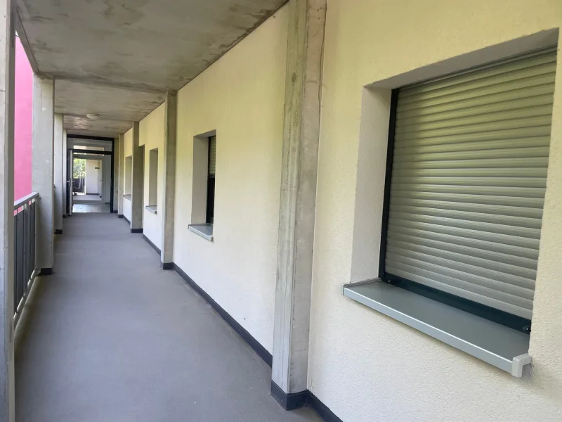 Laubengang mit Küchenfenster