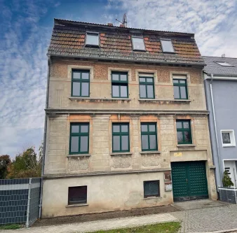 Vorderansicht - Haus kaufen in Tangerhütte - Mehrfamilienhaus mit schönem Grundstück und vielseitigen Nutzungsmöglichkeiten