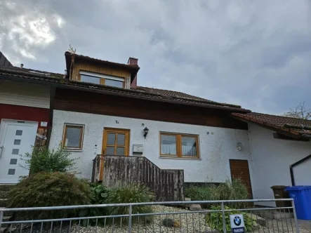 Blick auf Hauseingang - Haus kaufen in Salzweg - ZWANGSVERSTEIGERUNG: Doppelhaushälfte in Salzweg ab € 160.000.-- möglich !  