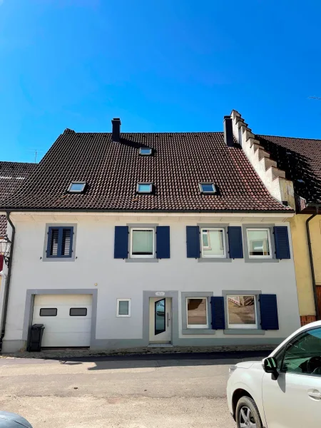 Frontansicht des Hauses mit Eingang - Haus kaufen in Stühlingen - Zwangsversteigerung November 2024 ! - Reihenmittelhaus  in  79780 Stühlingen -