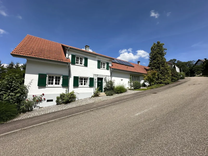 Hauptansicht - Haus kaufen in Bühl - Haus in Bühl - Waldmatt in einzigartiger Aussichtslage in die Rheinebene mit 244m² Wohnfläche