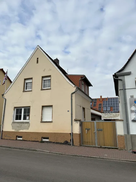 Frontansicht und Zugangstor zu - Haus kaufen in Lambsheim - Zwangsversteigerung  Ende November 2024 / 67245 Lambsheim 2 FH ( 2 Gebäude) 259m² Grundstück