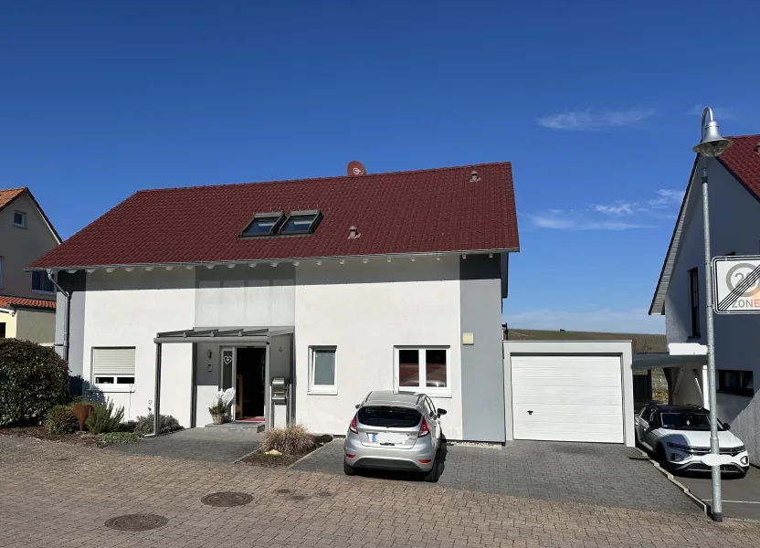 Frontansicht - Haus kaufen in Bad Bergzabern - Wunderschönes, freistehendes EFH am nördlichen Ortsrand von Bad Bergzabern am Rande der Weinberge