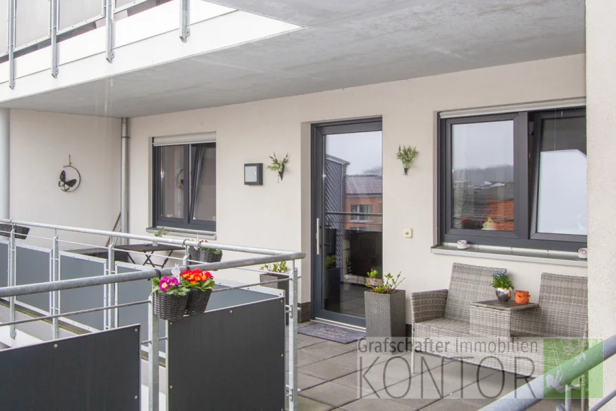 Überdachter Balkon im Eingangsbereich - Wohnung kaufen in Nordhorn - ***RESERVIERT*** Schöne 3-Zi.-Eigentumswohnung mit Tiefgaragenstellplatz - direkt am Schweinemarkt!!