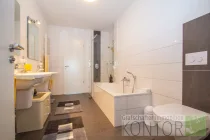 Badezimmer - von beiden Schlafzimmern aus zugänglich