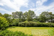 Blick von der Terrasse und vom Wohnbereich in den Garten