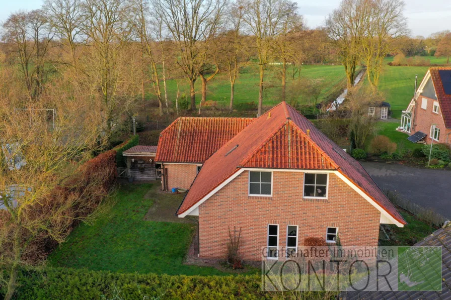 Rückansicht - Haus kaufen in Lage - Einfamilienhaus mit Wohnmobilstellplatz in ruhiger Wohnlage!