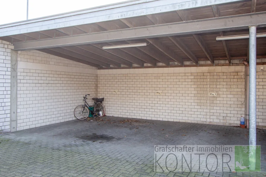 Carport (der Stellplatz rechts im Bild gehört zur Wohnung)