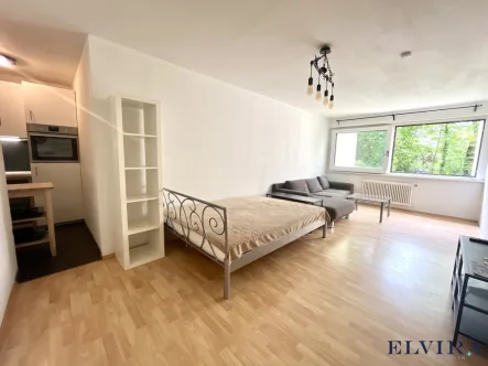 Wohnzimmer - Wohnung kaufen in München - ELVIRA! Schöne 1 Zimmer-Wohnung mit Blick ins Grüne in besonderer Lage