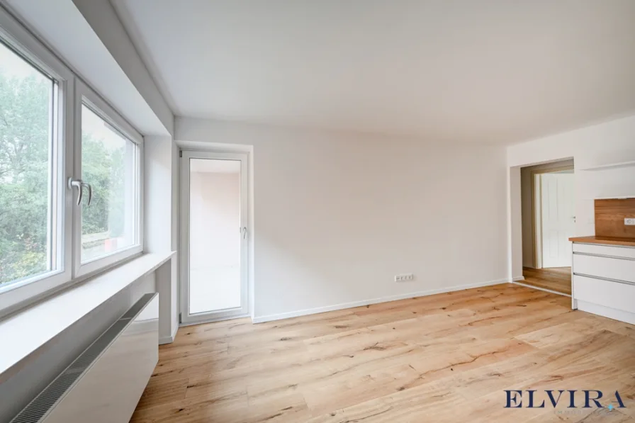 Wohn-Essbereich - Wohnung kaufen in München - ELVIRA - Blumenau, 4,5 % Rendite ! Neu sanierte 4-Zimmer-Wohnung mit sonniger Loggia in Süd-Ausrichtung zur Kapitalanlage