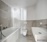 Badezimmer mit Badewanne und WC