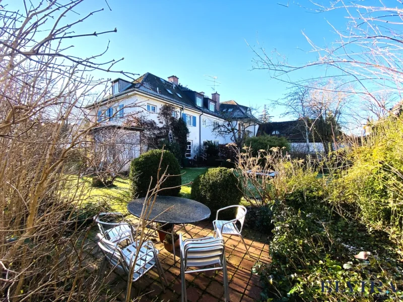 Gartenansicht - Haus kaufen in München - ELVIRA, Gern - Reizendes Einfamilienhaus mit viel Potenzial und traumhaftem Grundstück in Bestlage!