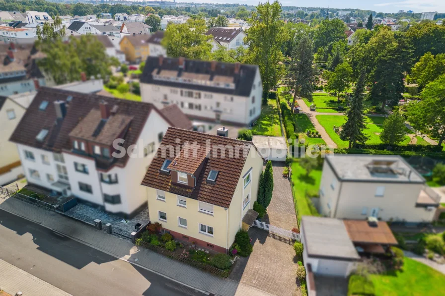 Haus-Ansicht 1 - Haus kaufen in Dreieich - Freistehendes Dreifamilienhaus mit Doppel-Garage in Dreieich-Sprendlingen