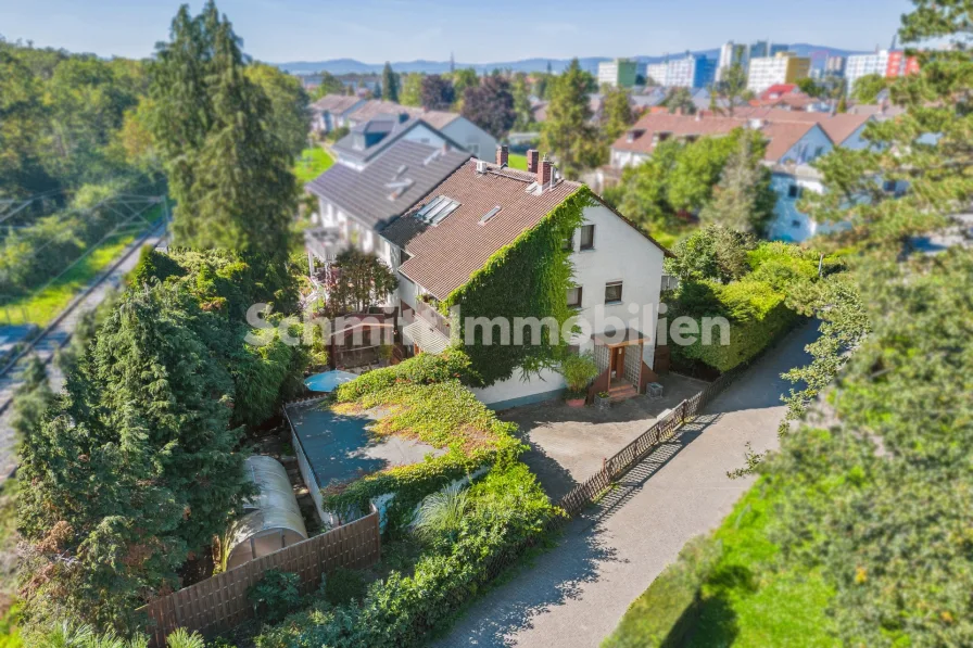 Haus-Ansicht - Zinshaus/Renditeobjekt kaufen in Frankfurt am Main - Dreifamilienhaus mit Garten und Doppelgarage in F-Goldstein
