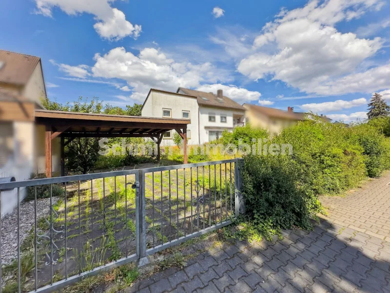 Haus-Ansicht - Haus kaufen in Frankfurt am Main - Einfamilienhaus mit Carport & Garten auf Erbpacht-Grundstück in F-Goldstein