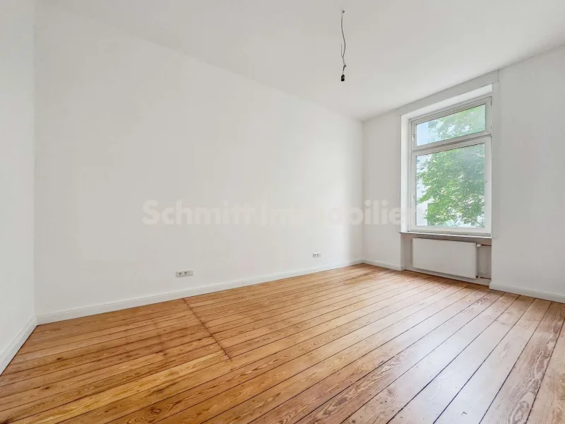 Wohnzimmer - Wohnung mieten in Frankfurt am Main - Sanierte 2-Zimmer-Altbauwohnung im Bahnhofsviertel