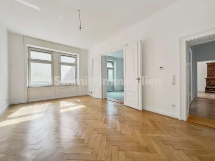 Schlafzimmer - Wohnung mieten in Frankfurt am Main - Sanierte 3-Zimmer-Stilaltbauwohnung mit Balkon im Bahnhofsviertel