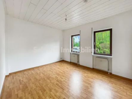 Wohnzimmer - Wohnung mieten in Frankfurt am Main - 3-Zimmer-Altbauwohnung mit EBK & Stellplatz in F-Sossenheim