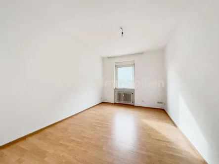 Wohnzimmer - Wohnung mieten in Frankfurt am Main - 2-Zimmer-Altbauwohnung nahe S-Bahnhof