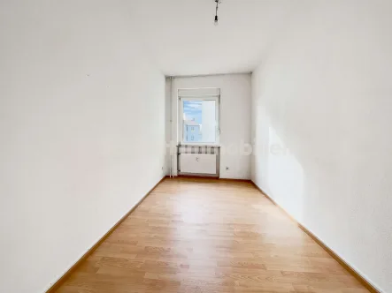 Schlafzimmer - Wohnung mieten in Frankfurt am Main - 2-Zimmer-Altbauwohnung nahe S-Bahnhof