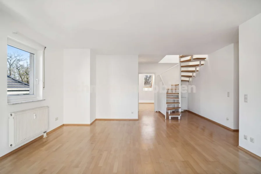 Wohnzimmer Ansicht 1 - Wohnung kaufen in Frankfurt am Main - 3-Zimmer-Maisonette-ETW. 2 Bäder, Balkon & TG-Stellplatz. In F-Schwanheim