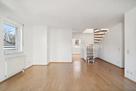 Wohnzimmer Ansicht 1 - Zinshaus/Renditeobjekt kaufen in Frankfurt am Main - 3-Zimmer-Maisonette-ETW. 2 Bäder, Balkon & TG-Stellplatz. In F-Schwanheim