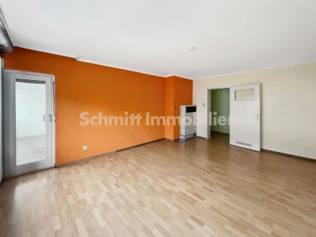 Wohnzimmer Ansicht 2 - Wohnung mieten in Frankfurt am Main - 3-Zimmer-Wohnung im 1. Stock. Balkon & Einzel-Garage. In F-Griesheim