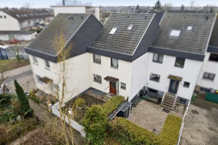 Haus-Ansicht - Haus kaufen in Maintal - Maintal-Bischofsheim. Reihenmittelhaus mit Terrasse & Garten. 2 Stellplätze