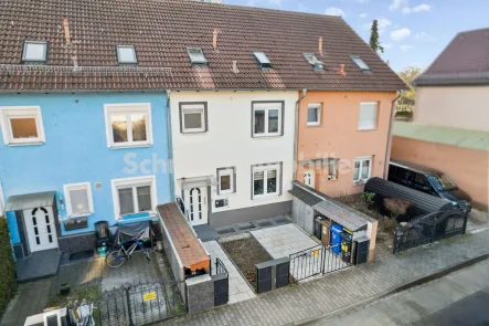 Hausansicht - Haus kaufen in Raunheim - Reihenmittelhaus mit Einliegerwohnung. 2 Stellplätze. In Raunheim