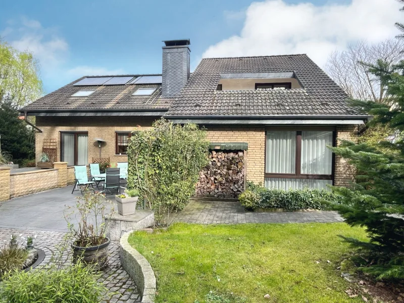 Rückansicht des Hauses - Haus kaufen in Bochum - Zweifamilienhaus in ruhiger Waldrandlage von Hiltrop