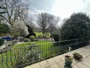 Ausblick von der Terrasse auf den Garten und den Park