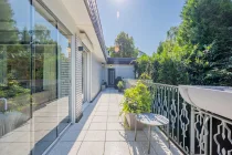 Weitläufiger Balkon mit Garagenzugang